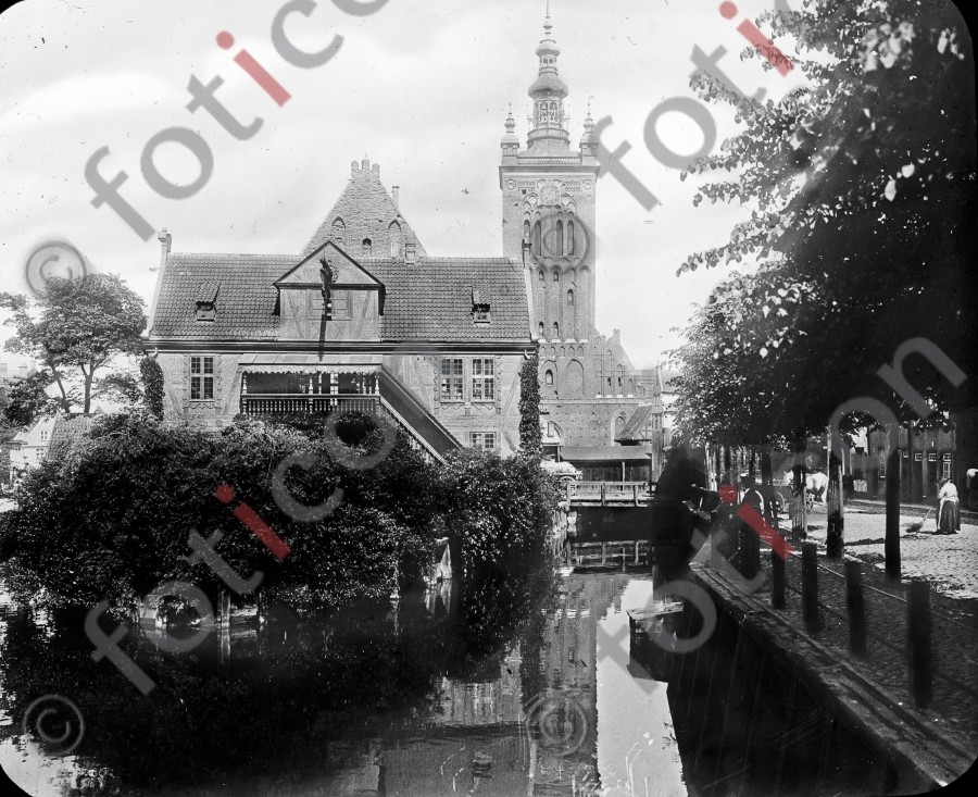 Die Große Mühle und die St.-Katharinen-Kirche | The Great Mill and the St. Catherine's Church (foticon-600-simon-danzig-042-sw.jpg)